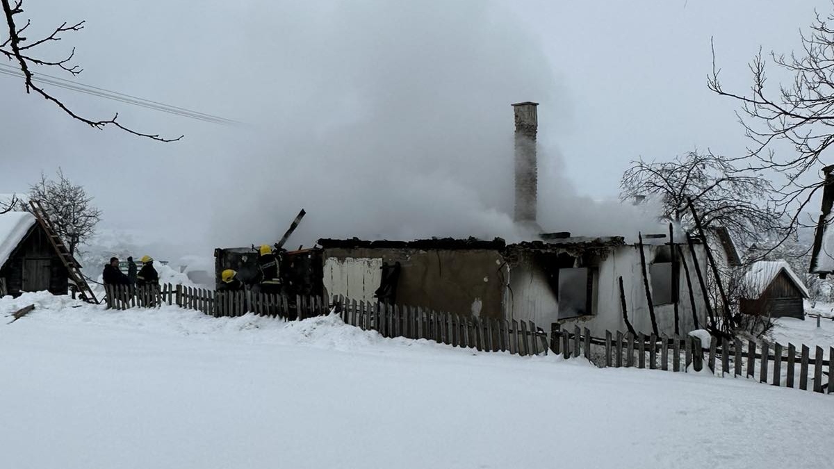 Otac petomesečnu bebu jedva izvukao iz vatre, nakon čega se unesvestio: Dramatični detalji požara u selu Kremna, porodica Todosijević ostala bez svega, jedva su spasili živu glavu (FOTO)