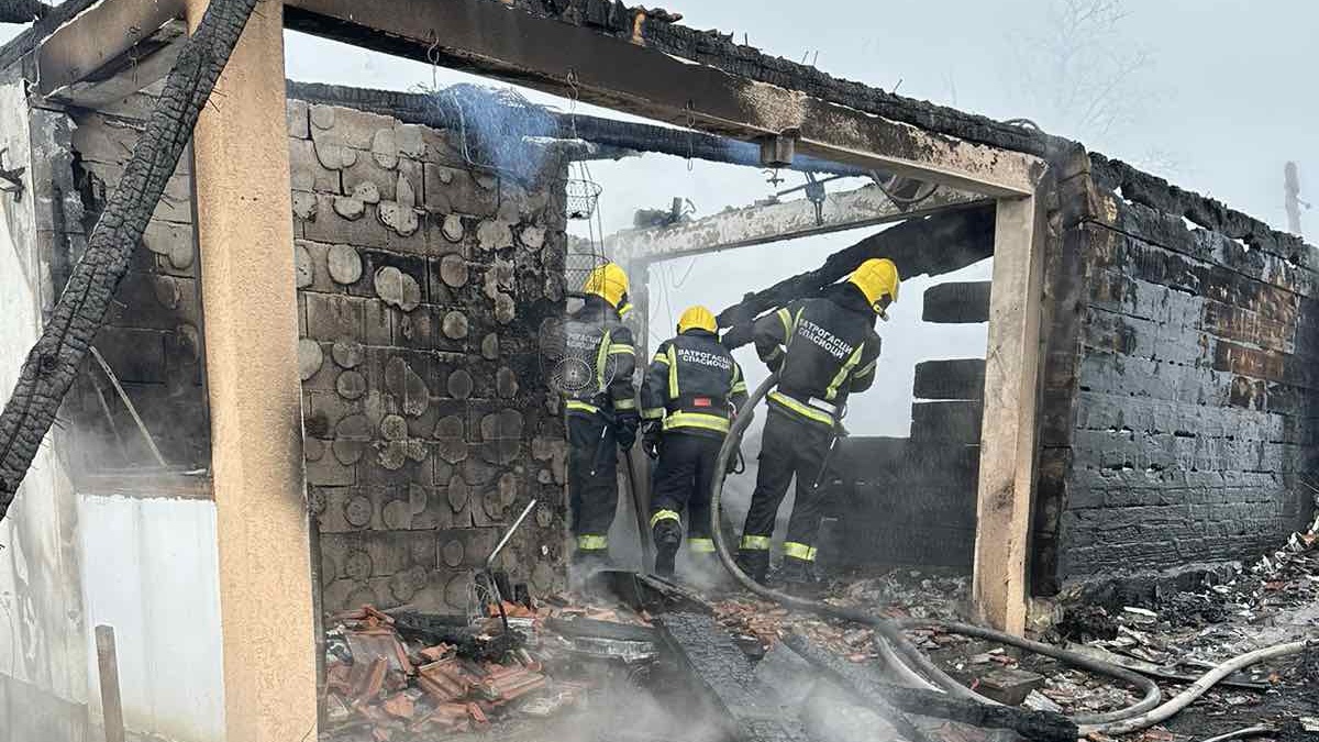 Otac petomesečnu bebu jedva izvukao iz vatre, nakon čega se unesvestio: Dramatični detalji požara u selu Kremna, porodica Todosijević ostala bez svega, jedva su spasili živu glavu/ Foto: Ivan Divljaković