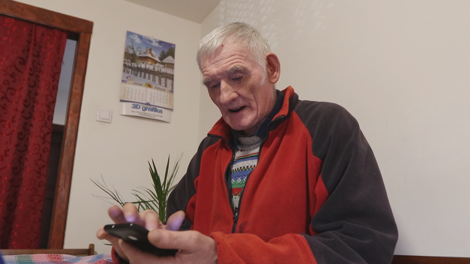 Sneg veje, deda se ljulja i sve to snima sa svojim selfi-štapom: Vide sa Mokre Gore pokazuje omladini stare srpske običaje, koristi svoj "influens" na najbolji način (VIDEO)