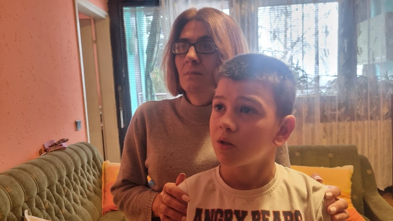 Ostali smo bez kuće i svih stvari, ali samo kad su baka, tata i beba dobro: Tuga i bol na licu desetogodišnjeg Marka iz Kremana i njegove majke, nakon što je vatra sve progutala stiže pomoć Todosijevićima (FOTO)