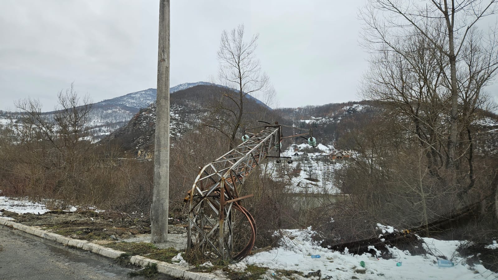 Nadljuskim naporima rešeni najveći kvarovi na mreži: Brodarevo konačno dobilo struju nakon dva dana agonije/ Foto: RINA