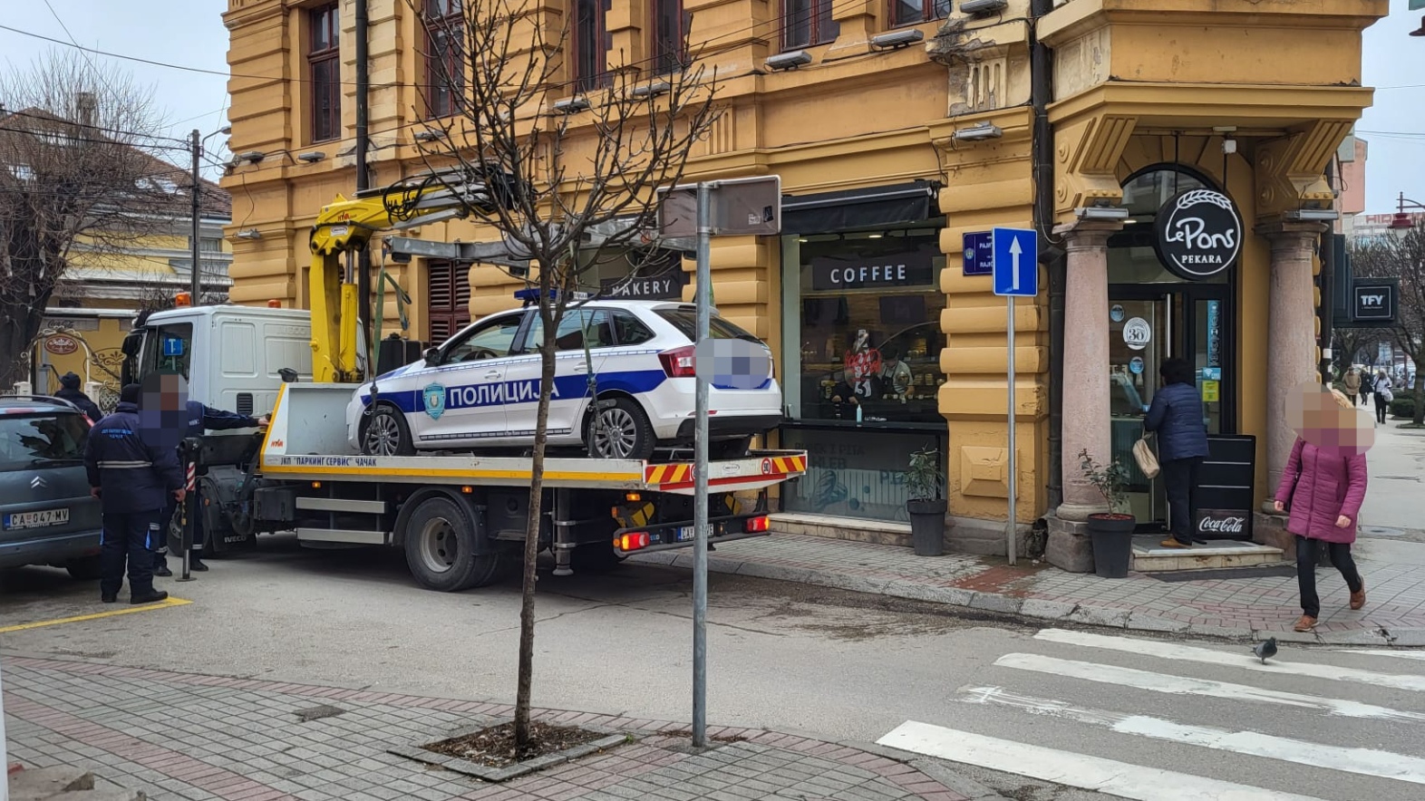Neverovatan prizor u centru Čačka, ovaj pauk kupi sve: Zbog nepropsinog parkiranja "podignuto" vozilo policijske patrole, nema protekcije ni za koga (FOTO)