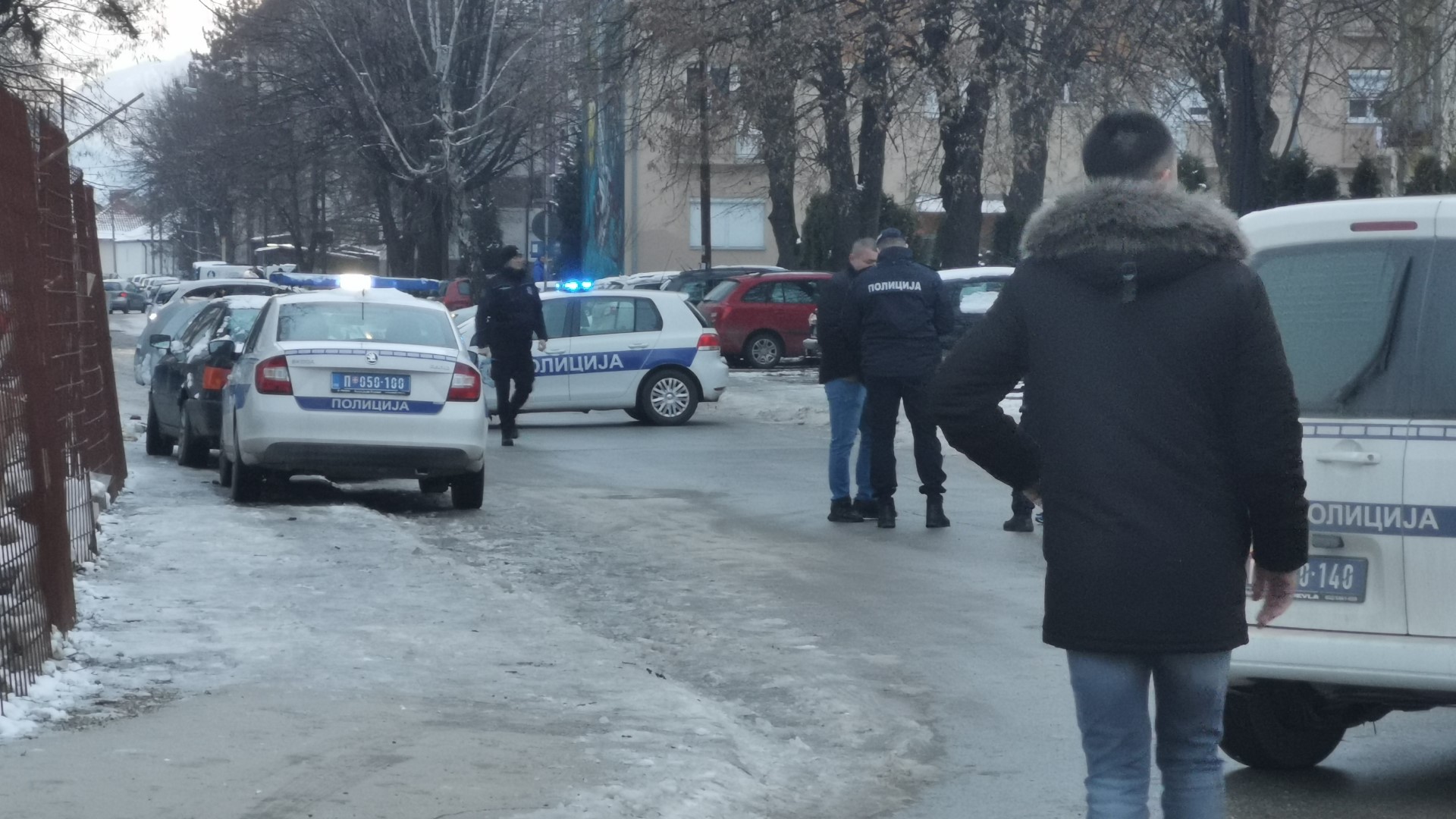 Obračun ispred ugostiteljskog objekta u Užicu: Zadobio prostrelne rane pa pobegao sa lica mesta, drug došao po njega pa ga odvezao u najbližu bolnicu