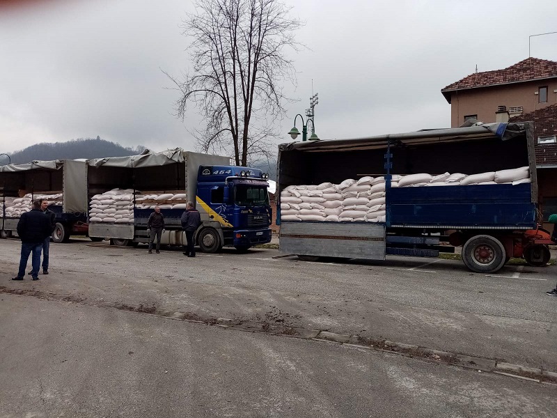 Stigla pomoć stočarima u Dragačevu: Iz robnih rezervi poljoprivrednicima po 240 kilograma merkantilnog kukuruza po muznoj kravi/ Foto: RINA