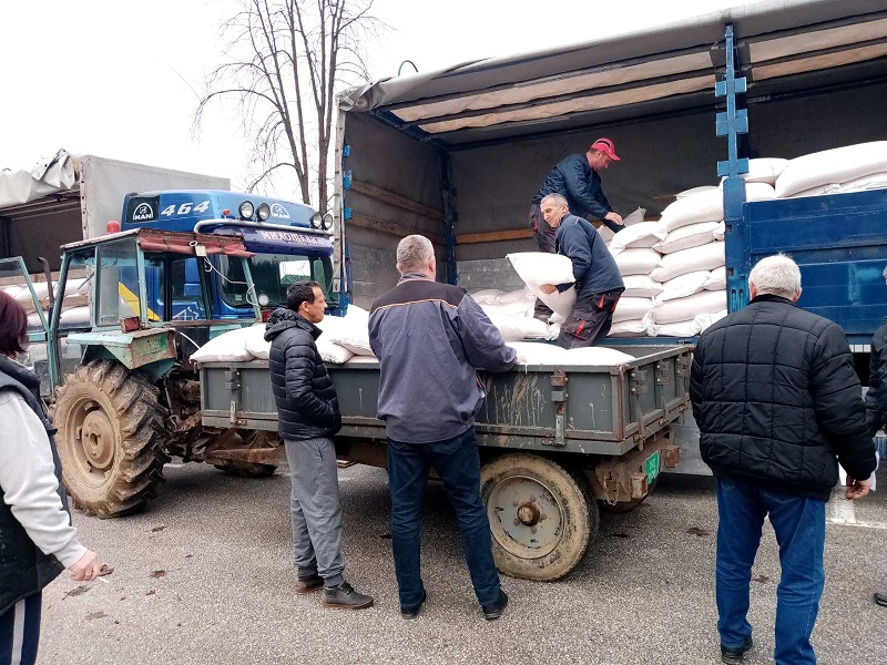 Stigla pomoć stočarima u Dragačevu: Iz robnih rezervi poljoprivrednicima po 240 kilograma merkantilnog kukuruza po muznoj kravi