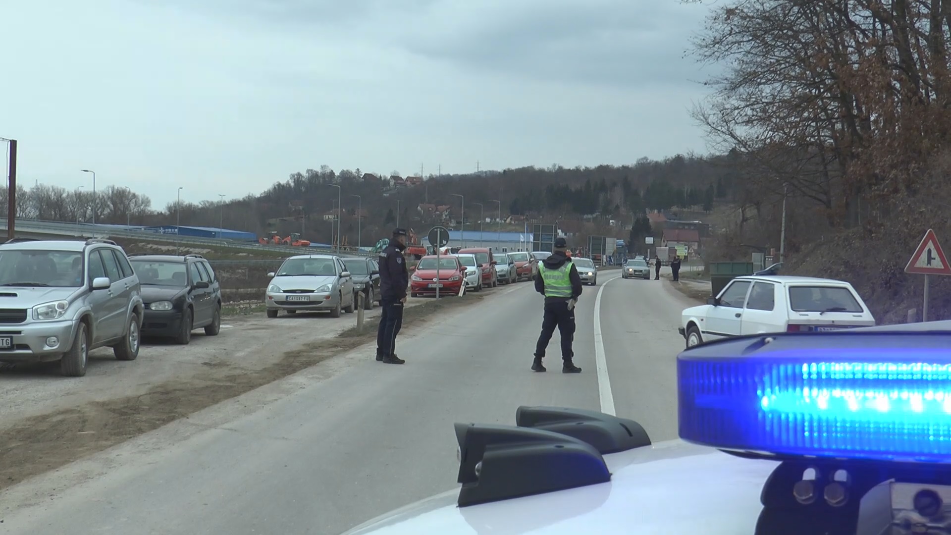 Stvorene kilometarske kolone na ulasku u Čačak: Nezadovoljni uslovima eksproprijacije zemljišta meštani Čačka i Lučana blokirali kružni tok u Pakovraću (VIDEO)