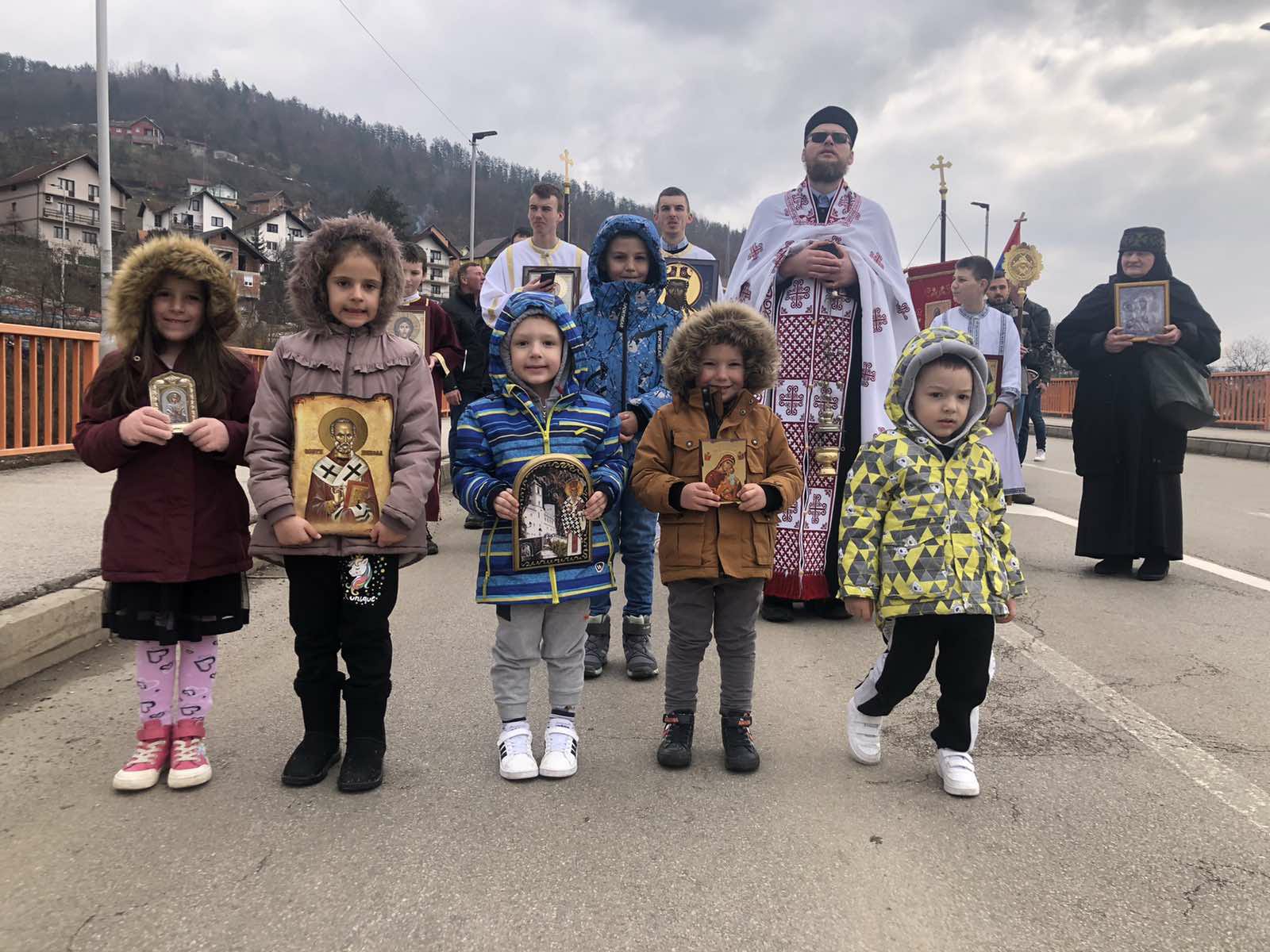 Veličanstven prizor u Priboju, srpska trobojka dugačka 50 metara pronela se gradom: Masovne litije prošle glavnim gradskim ulicama, na čelu bio Episkop mileševski Atanasije (FOTO)(VIDEO)
