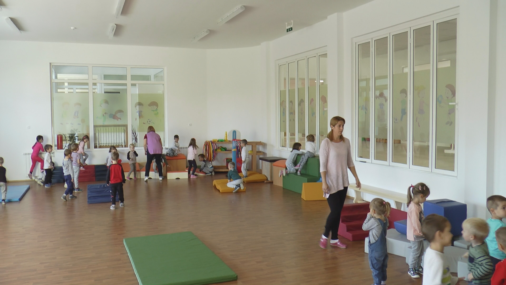 Sve je to jedan cirkus, kad bi one rekle nećemo skupe poklone možda bi bilo i drugačije: Osmomartovska groznica potresa i Čačak, izdvaja se od 500 do 1000 dinara po detetu