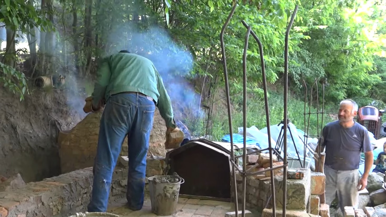 Za njih vam treba samo domaća cigla i blato: Miroslav je najneobičniji zidar u Srbiji jer pravi dobre stare furune, njegove kućice su poslednji dom za hiljade prasića (FOTO)