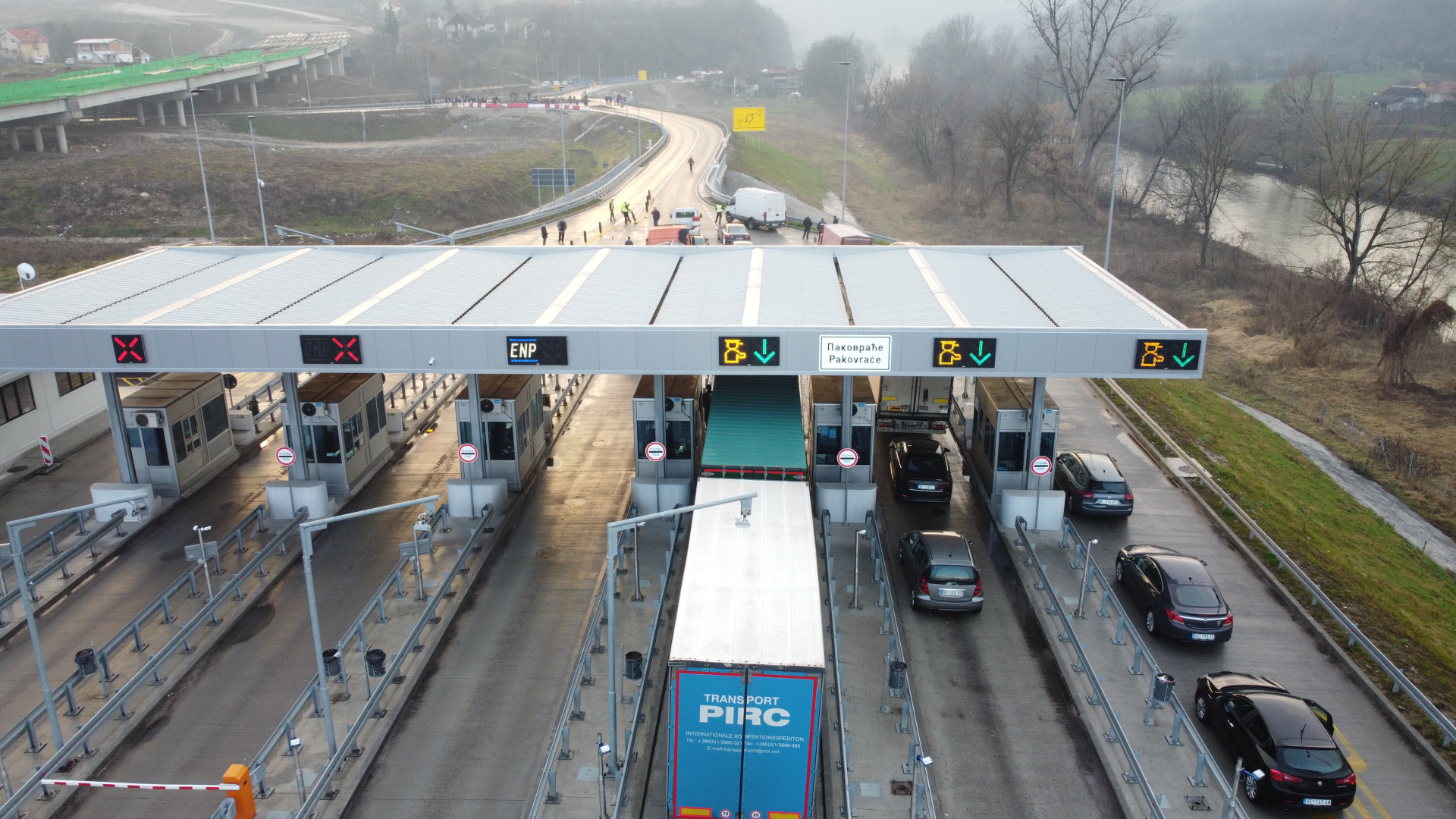 Sve je stalo, u kolonama šleperi, autobusi i putnička vozila: Poptuno paralisan saobraćaj na auto-putu Miloš Veliki, kolaps nastao u Pakovraću (FOTO)(VIDEO)