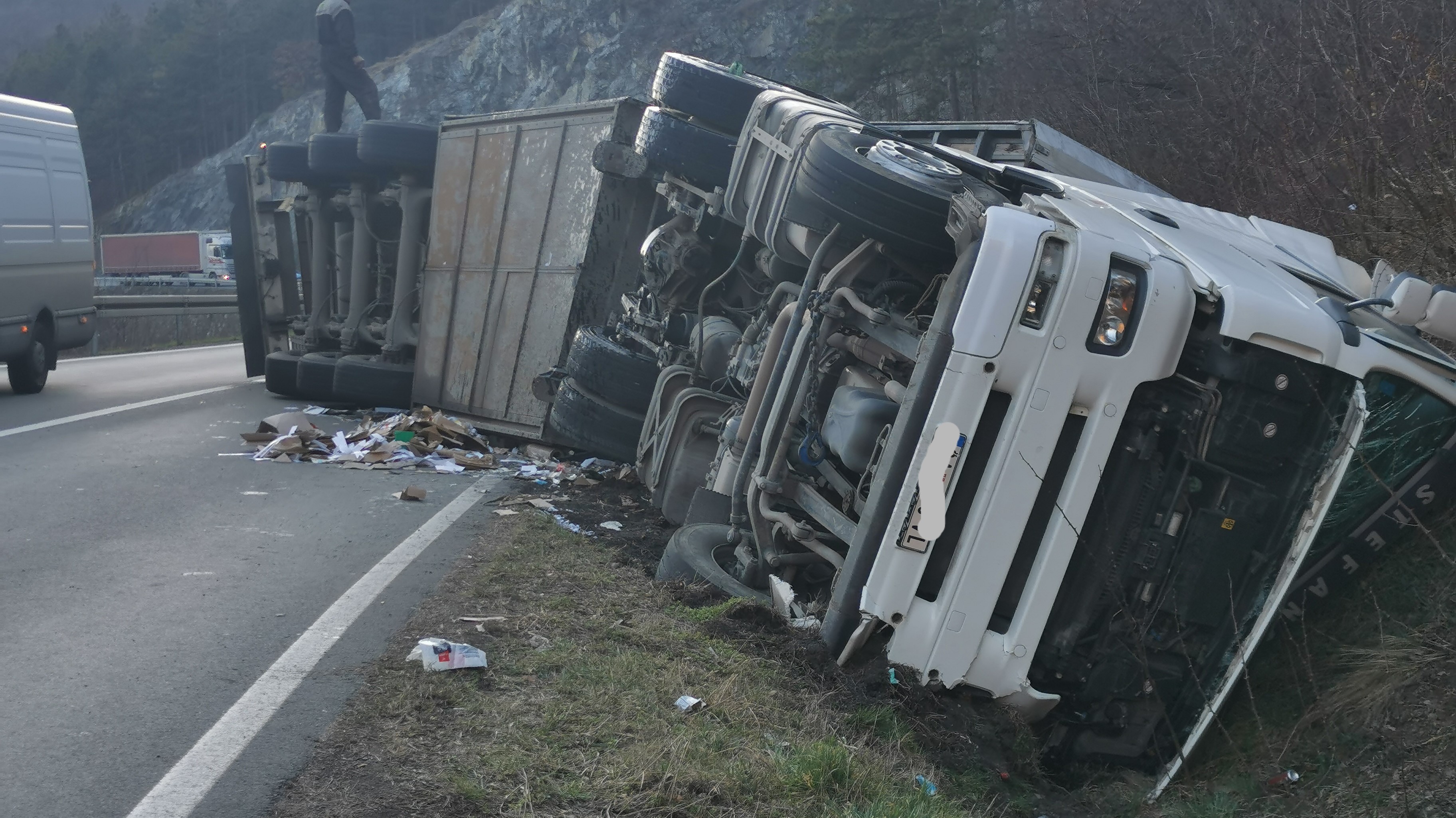 Šleper sleteo sa puta, bankina ga zaustavila da ne sleti u Ibar: Teška saobraćajna nezgoda kod Leposavića, prevrnuo se teretnjak pun robe