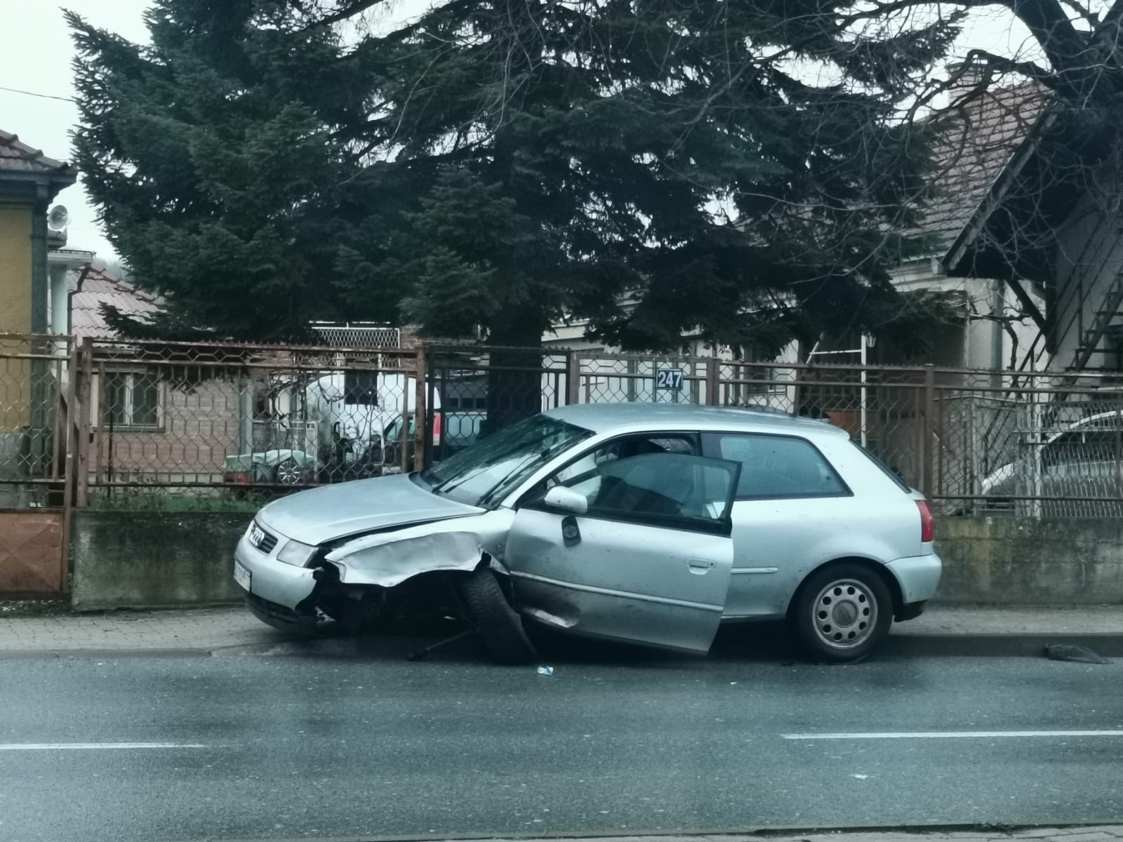 Vozač "audija" izgubio kontrolu i zakucao se u stub javne rasvete / foto: RINA