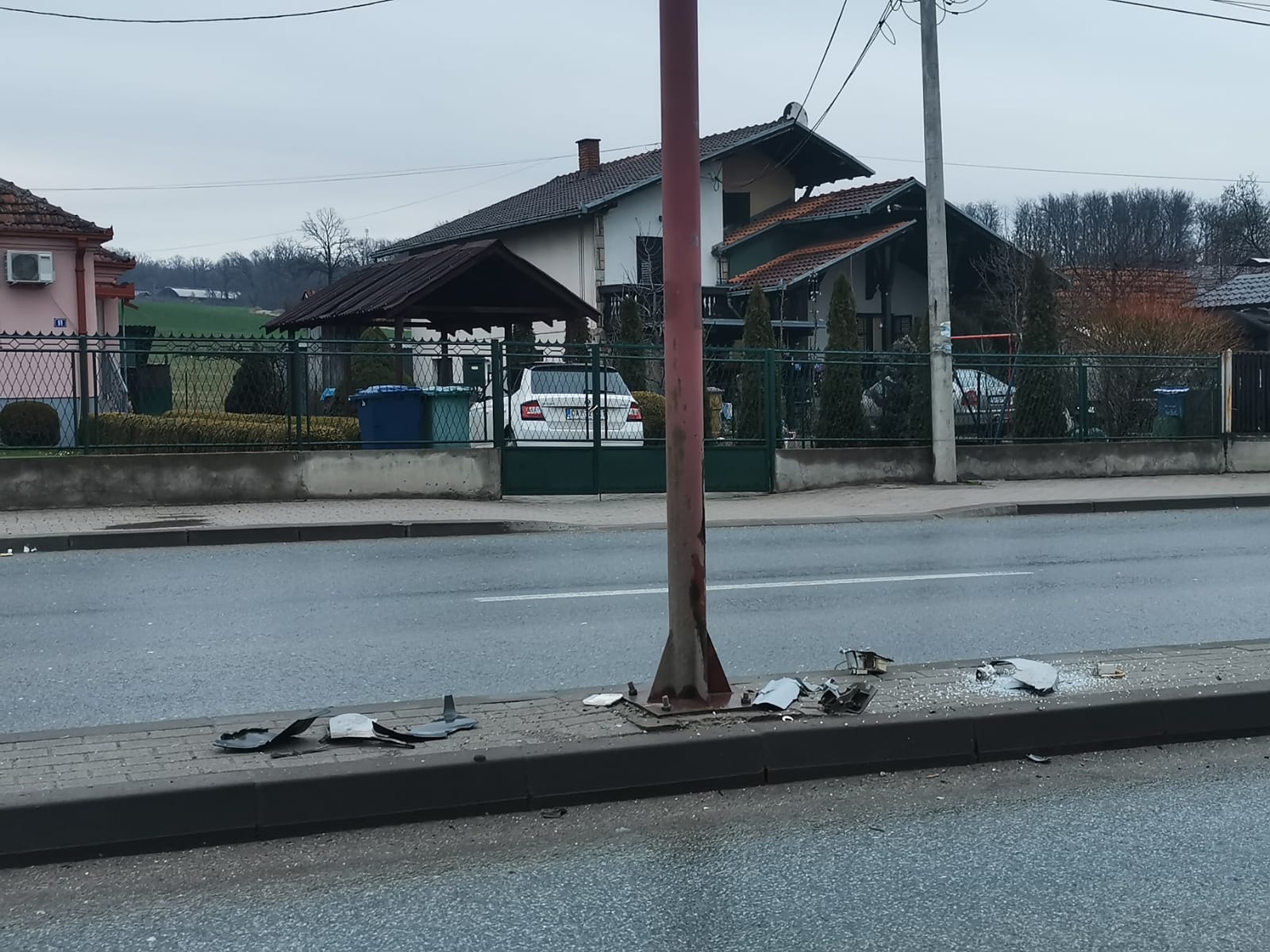 Vozač "audija" izgubio kontrolu i zakucao se u stub javne rasvete: Saobraćajna nezgoda dogodila se u jednom od najprometnijih čačanskih bulevara (FOTO)