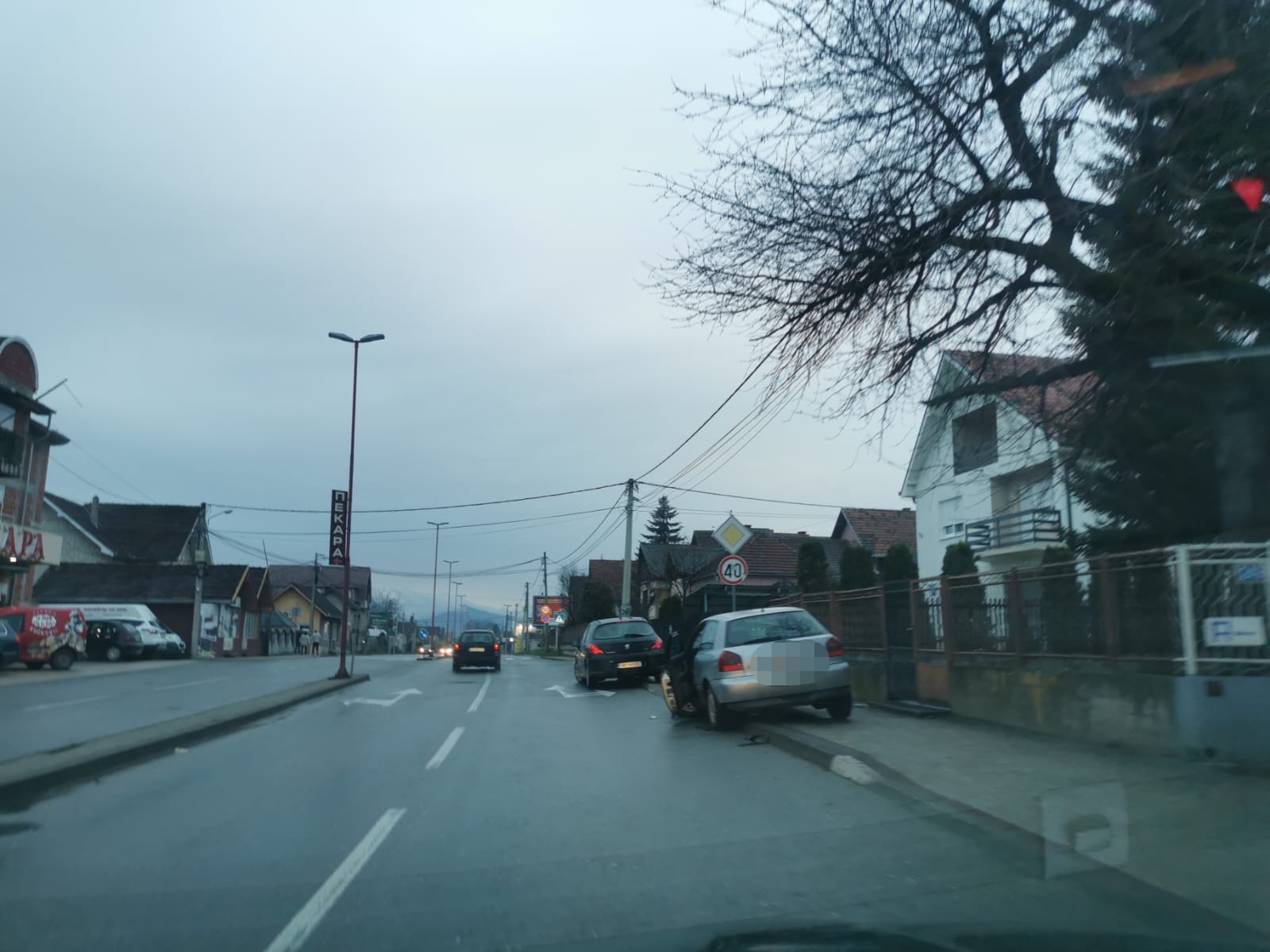 Vozač "audija" izgubio kontrolu i zakucao se u stub javne rasvete / foto: RINA