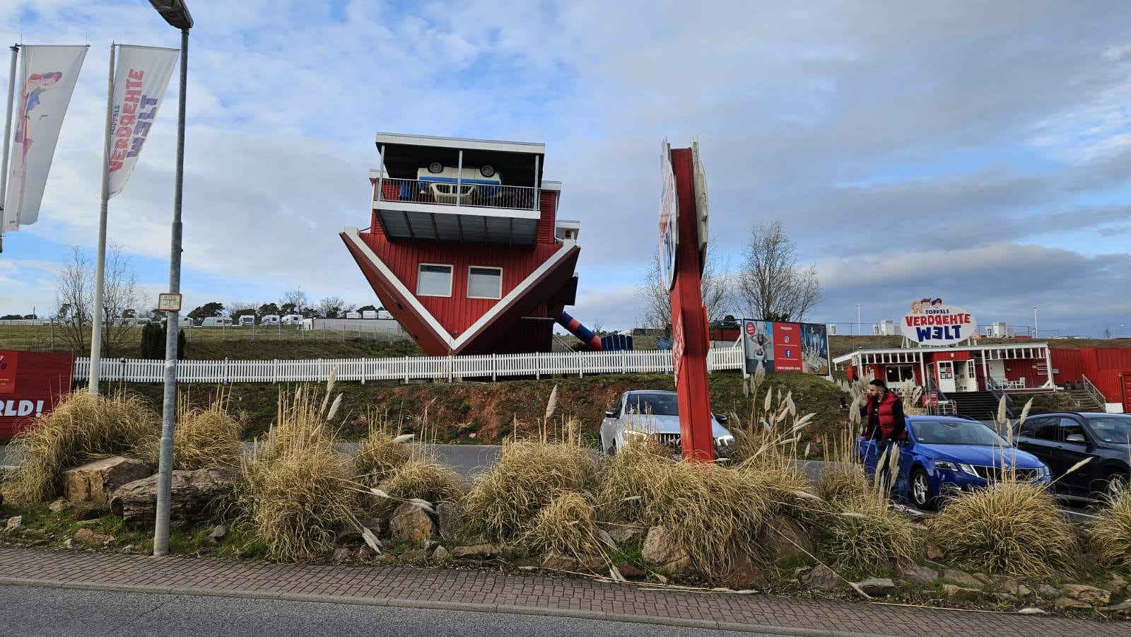 Nisam mogao da verujem šta vidim, sve je naopačke: Neverovatna turistička atrakcija u Nemačkoj, kuća stoji prevrnuta na krovu a i sav nameštaj prkosi sili gravitacije (FOTO)