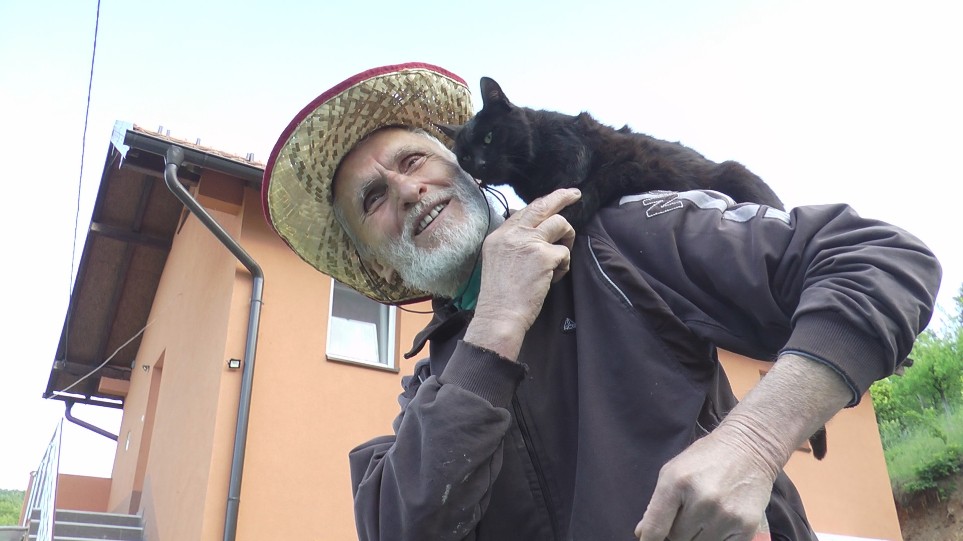 Dragan je pravo čudo od čoveka: Iako slep on seče drva, kosi, okopava i uspepšan je sportista, ne poznaje niti priznaje bilo kakve prepreke / Foto: RINA