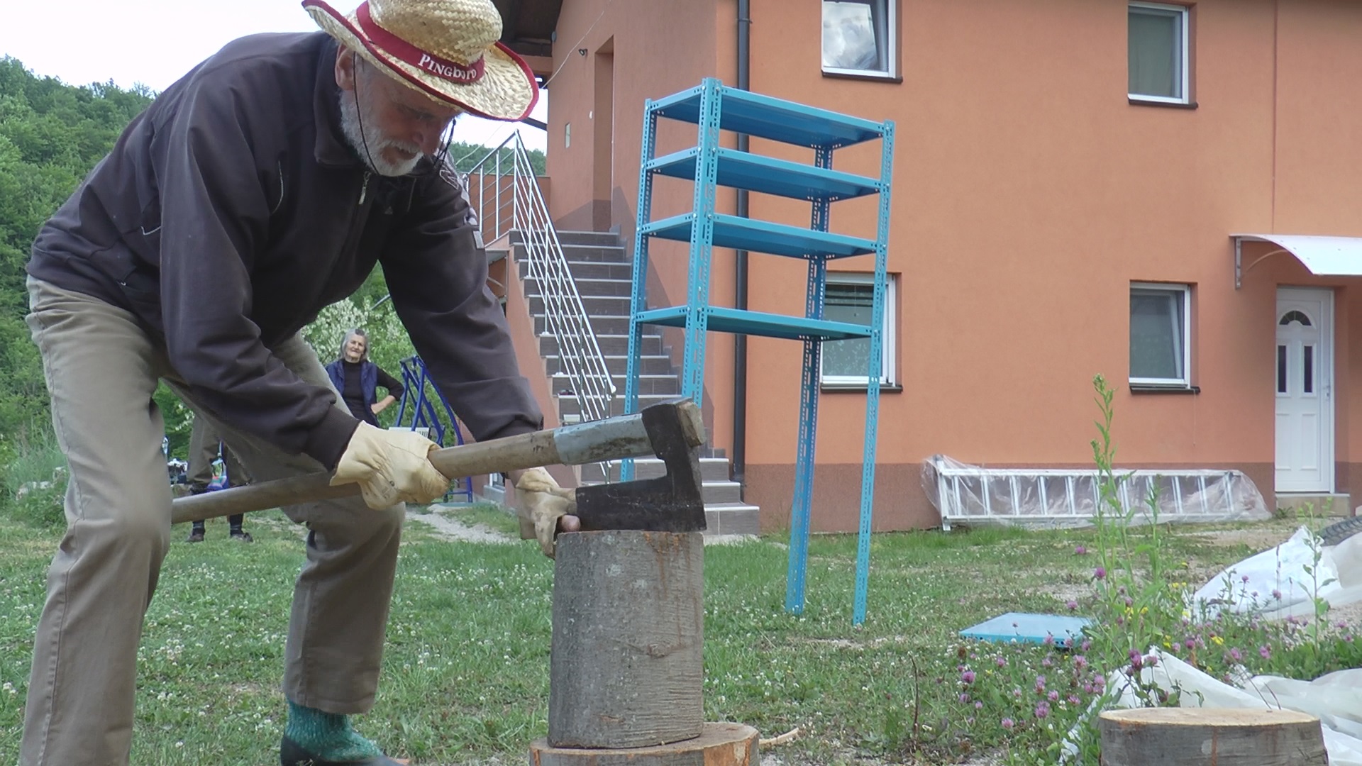Dragan je pravo čudo od čoveka: Iako slep on seče drva, kosi, okopava i uspepšan je sportista, ne poznaje niti priznaje bilo kakve prepreke / Foto: RINA