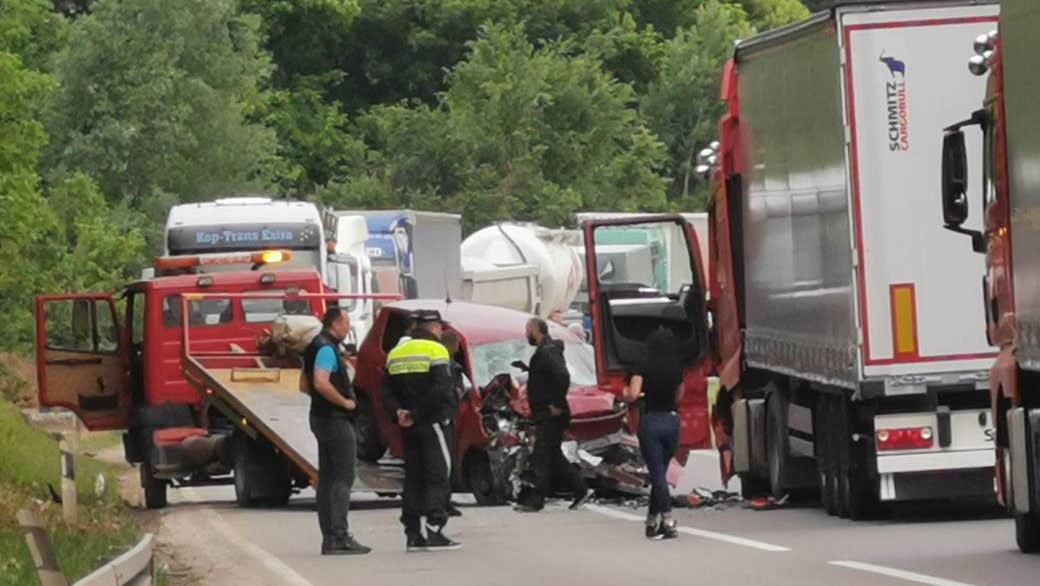 Prizor je jeziv, slupani i šleper i putnički automobil: Teška saobraćajna nezgoda teretnjaka i golfa na magistrali ka Bijelom Polju, povredjena jedna osoba