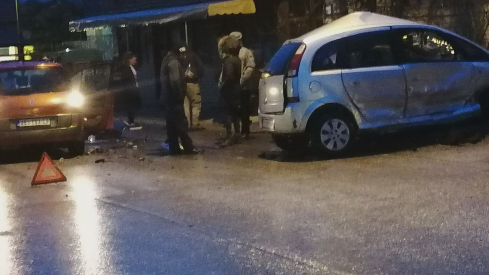 Nije stao na znak stop i zakucao se u drugi automobil: Sudar u centru sela Pranjani, dve osobe povređene a zbog oštećene bandere jedan deo meštana nema struju