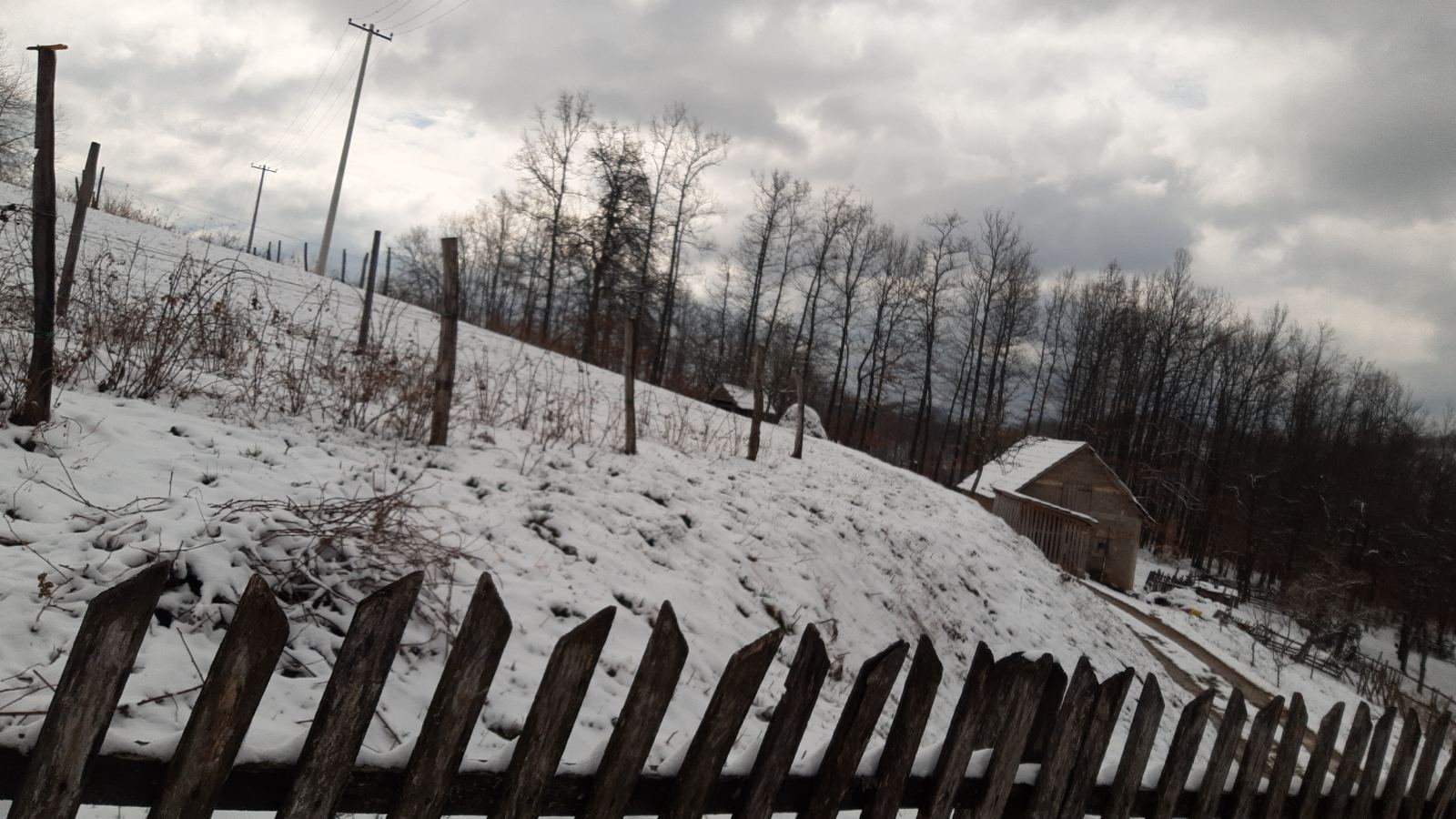 Meštane ranom zorom dočekao snežni pokrivač od deset centimetara usred marta / foto: RINA