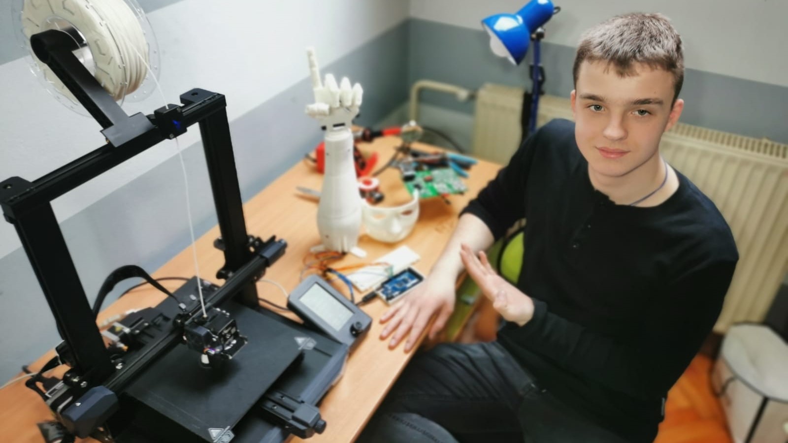 Mali Uroš iz Mrčajevaca je čudo id deteta, osmislio pametnog robota koji će od koristi čovečanstvu u budućnosti/ Foto: RINA