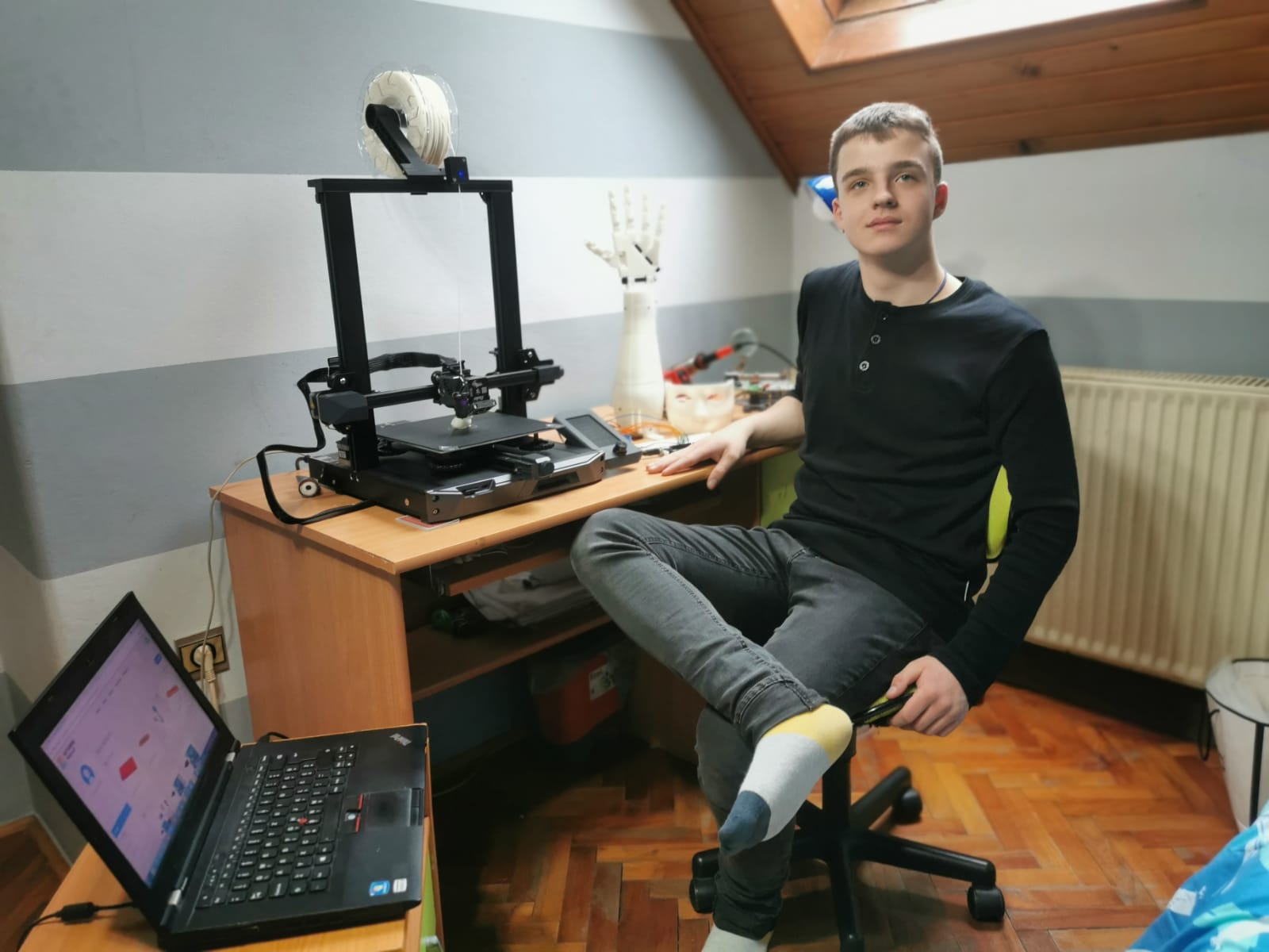 Od tatine lemilice do humanoidne robotike: Mali Uroš iz Mrčajevaca je čudo id deteta, osmislio pametnog robota koji će od koristi čovečanstvu u budućnosti (FOTO)