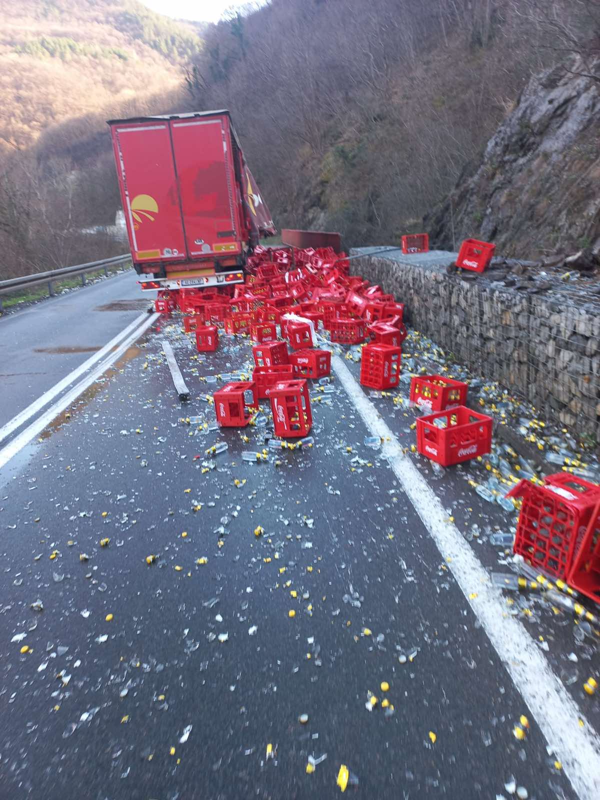 Šok slika iz Bogutovca kod Kraljeva, na desetine gajbi sručilo se iz šlepera na magistralu: Vozač teretnjaka da bi izbegao sudar morao naglo da skrene i tada je nastao kolaps (FOTO)