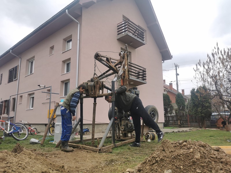 On je tragač za pravim blagom, posebnom mašinom duboko kopa: Bole sa Javora najpoznatiji je bunardžija na zapadu Srbije, nakon njegove posete čista voda potekla je više od 300 puta (FOTO)