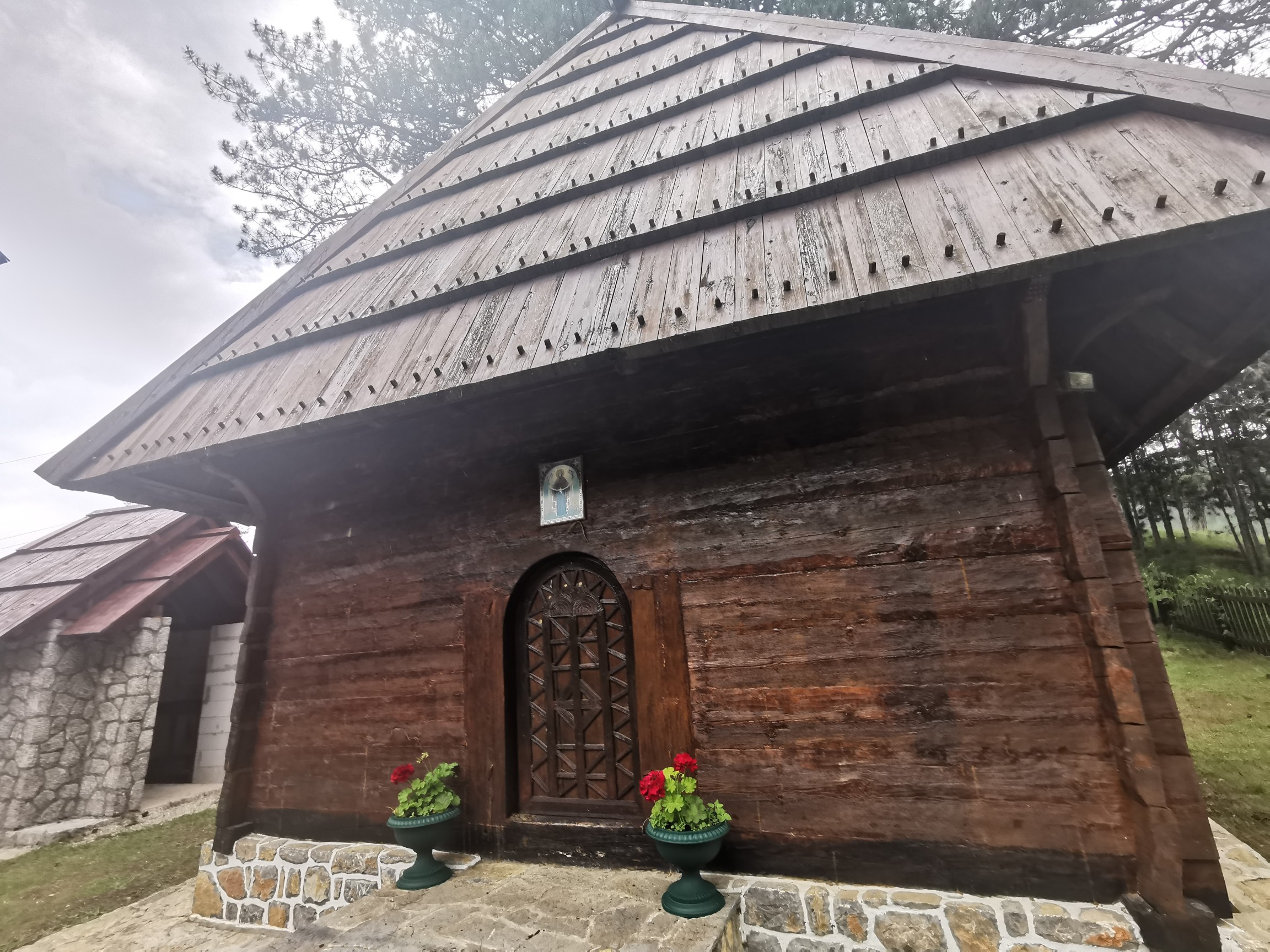 Netaknuti biser Zlatibora, jedinstvena bogomolja skrivena u borovoj šumi: Ispred crkve brvnare u  Jablanici i danas stoje sobrašice - drvene trpeze za kojima se okupljalo čitavo selo (FOTO)