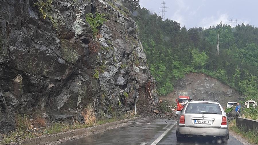 Krupno kamenje se obrušilo na put, pokrenuto još jedno klizište: Saobrćaj u Novopazarskoj banji zbog velikog odrona bio u prekidu