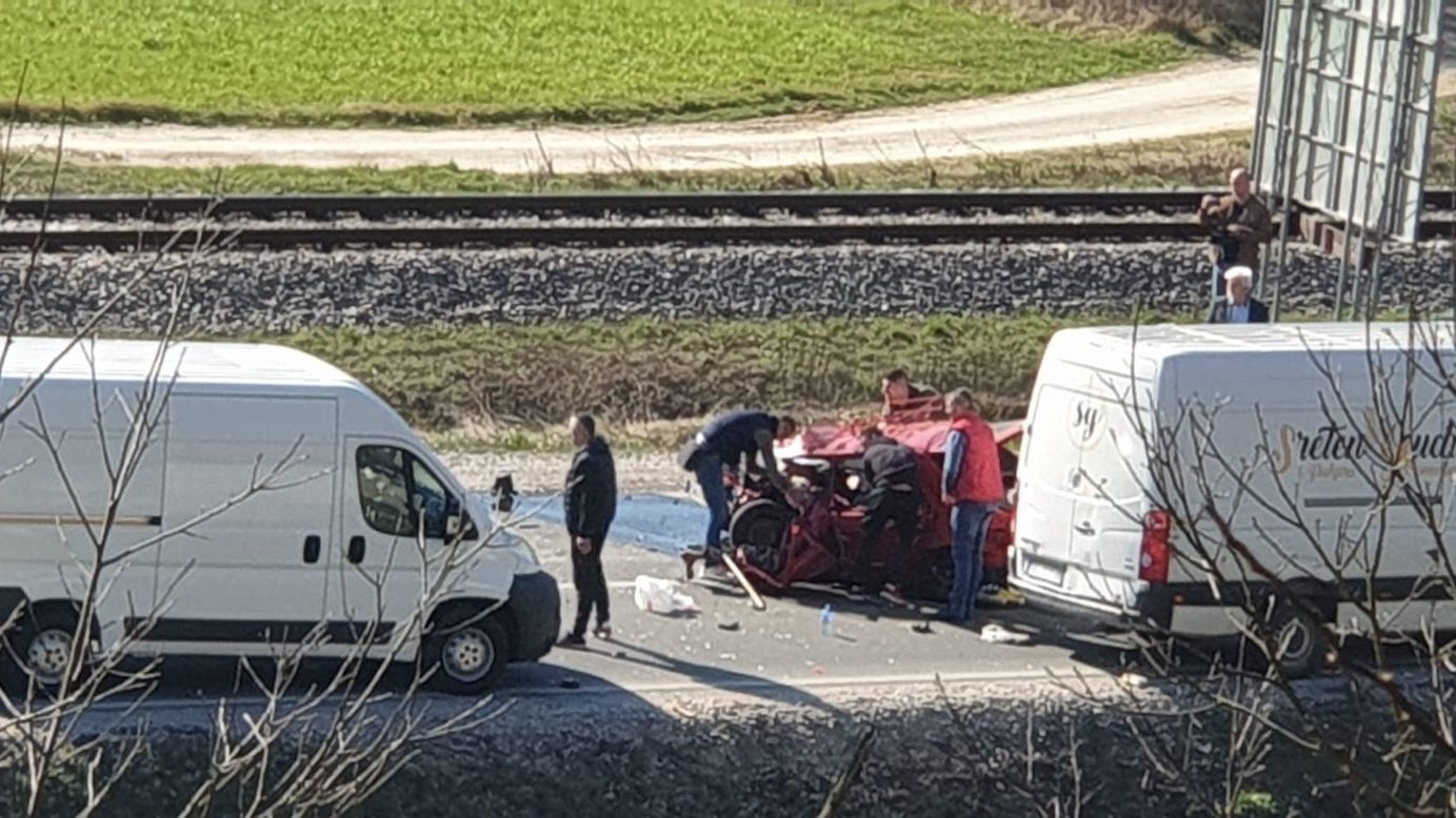Vatrogasci sekli vozila da izvuku troje povređenih: Jezive slike sa mesta saobraćajne nezgode kod Požege, putnici hitno prebačeni u užičku bolnicu, jedna osoba izgubila život (FOTO)