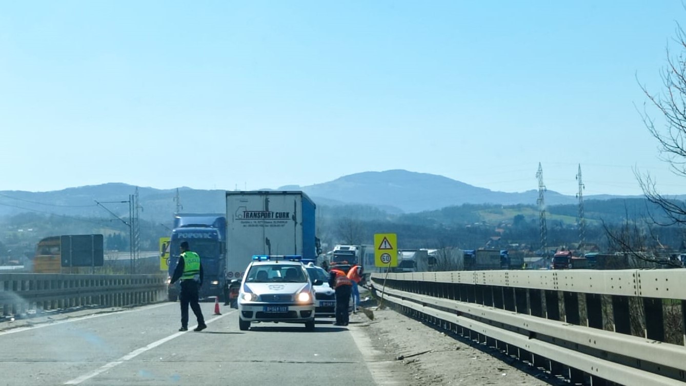 Lekari su jedva stigli do mesta nezgode zbog gužve usled prethodne nesreće : Još jedan težak udes danas kod Požege, sudarila se dva kamiona/ Foto: RINA
