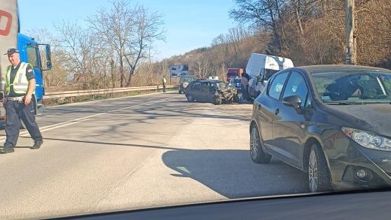 Automobil zgužvan kao papir: Silovit sudar u selu Pakovraće kod Čačka, povređene dve osobe i prebačene u najbližu Opštu bolnicu (FOTO)