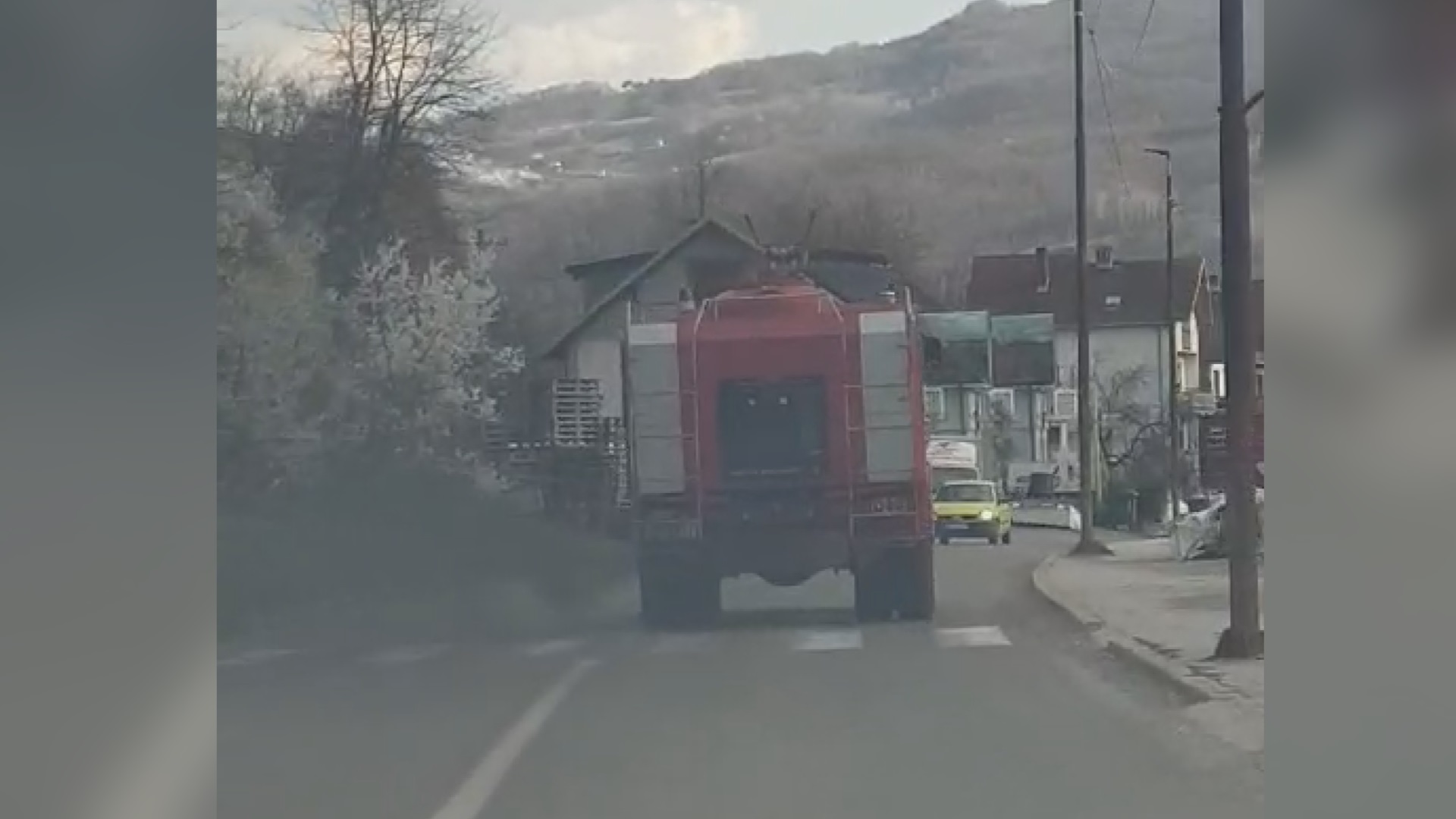 Gore hektari šume, vatogasna vozila odmah upućena na teren: Veliki požar izbio kod Pribojske Banje, vatrena stihija preti da se približi do naseljenih kuća/ Foto: RINA