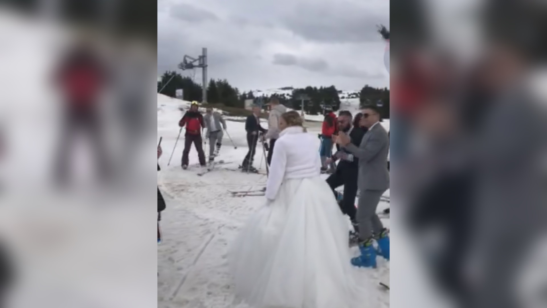 Orilo se na Kopaoniku, mladenci umesto na ludi kamen stali na skije i uplovili u bračne vode: Nesvakidašnje venčanje na srpskoj planini, nakon spusta u pancericama opleli Užičko kolo (FOTO)(VIDEO)