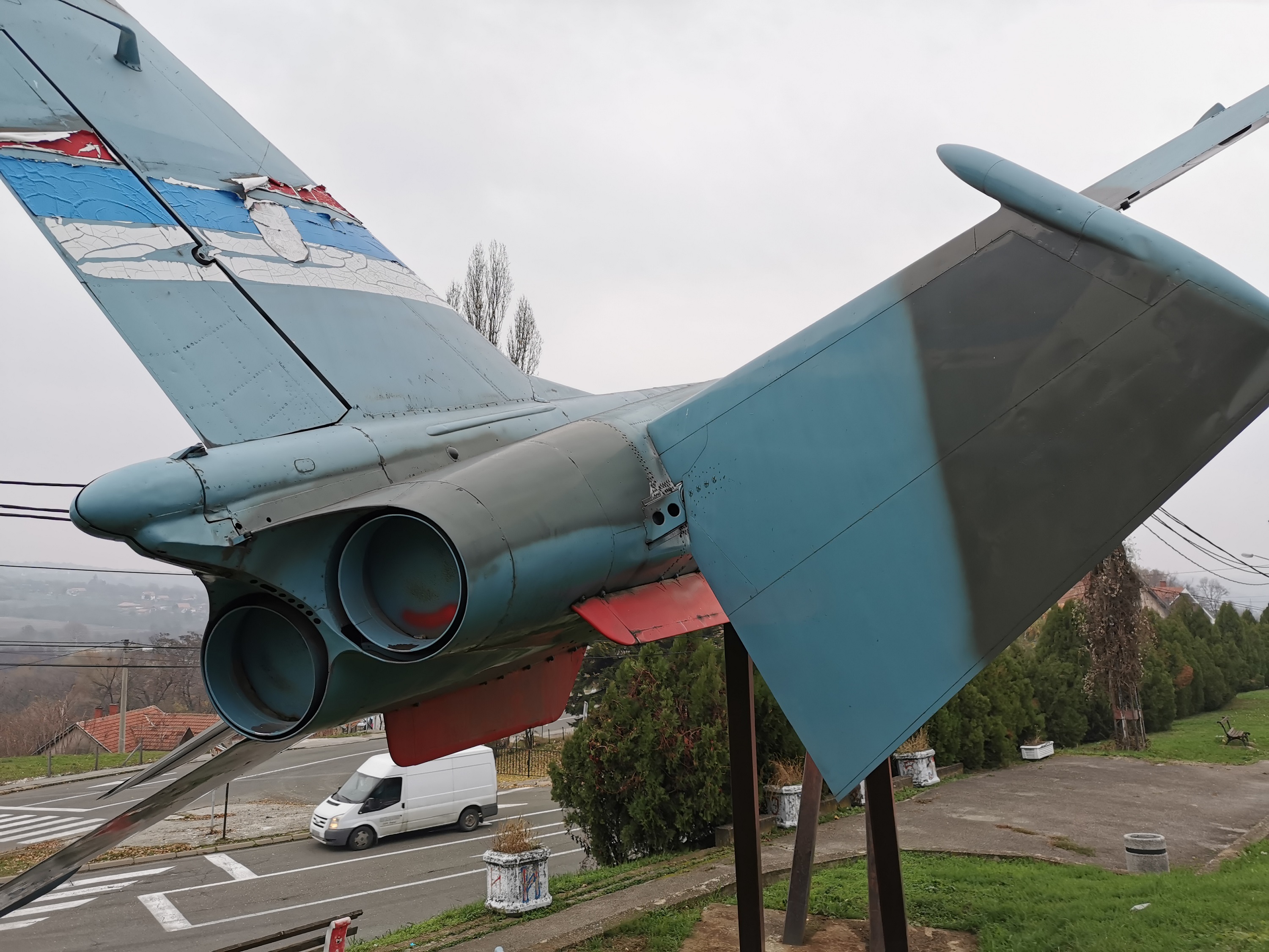 U Topoli stoji nesvakidašnji spomenik postavljen u čast pilota Zorana Tomića / foto: RINA