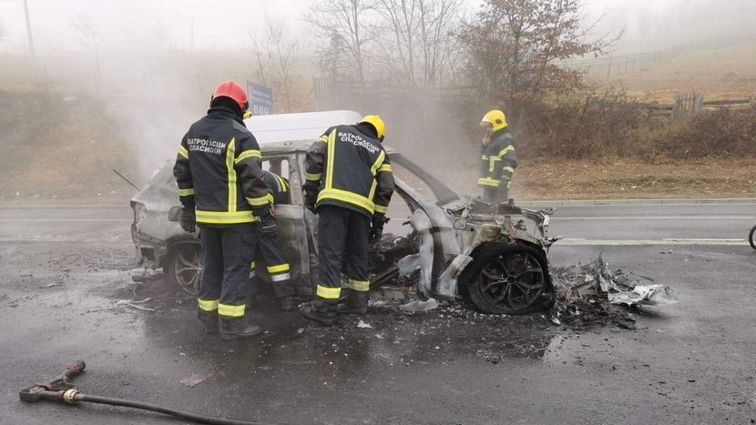 Eksplozija u centru Gornjeg Milanovca: Izgoreo službeni automobil javnog preduzeća a vatra zakačila još jedan automobil, postoje indicije da je ovaj požar podmetnut