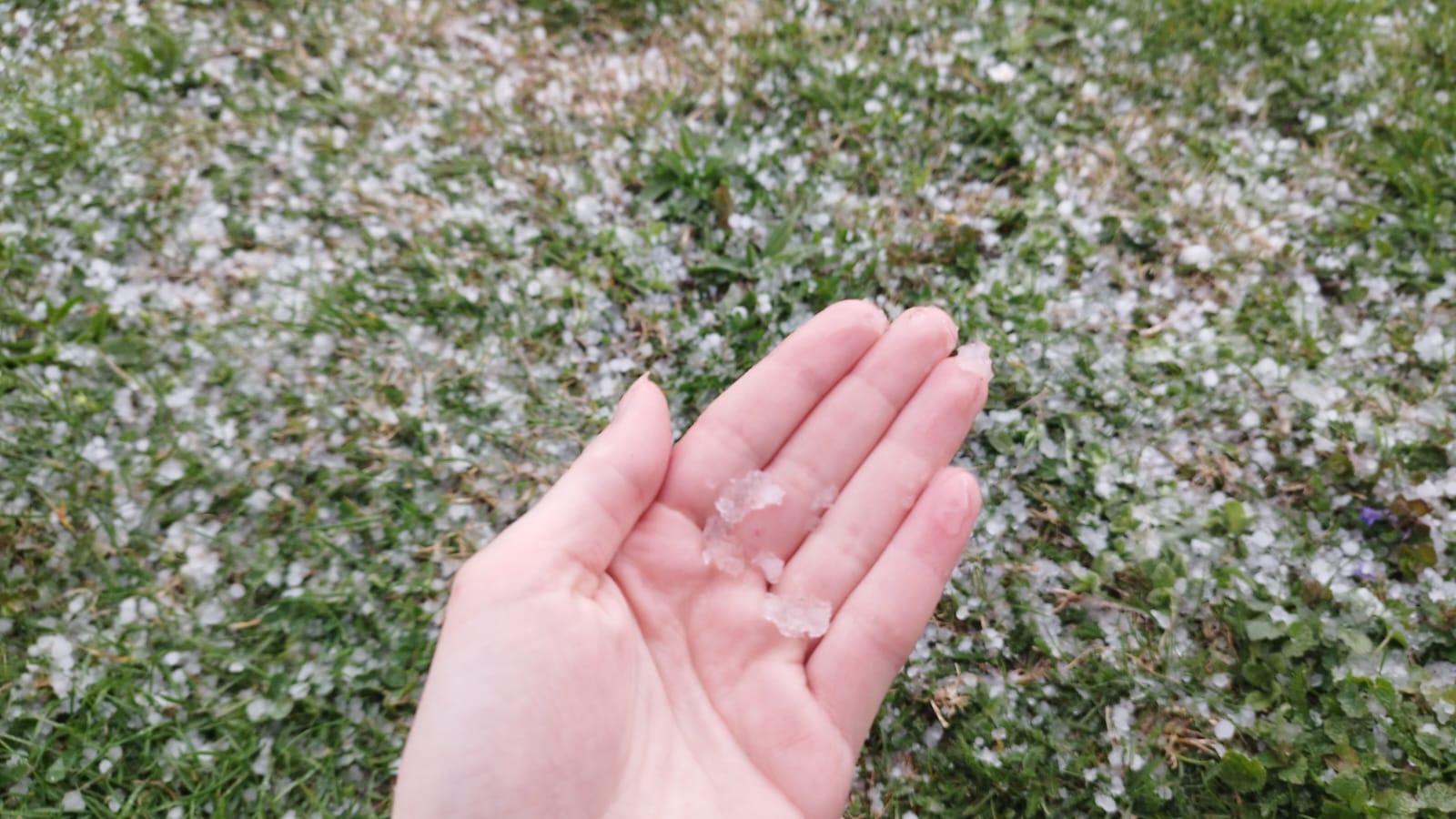 Samo se odjednom smrklo: Jako olujno nevreme praćeno gradom pogodilo sela u okolini Čačka, na gradskom području kiša usporila saobraćaj (FOTO) (VIDEO)