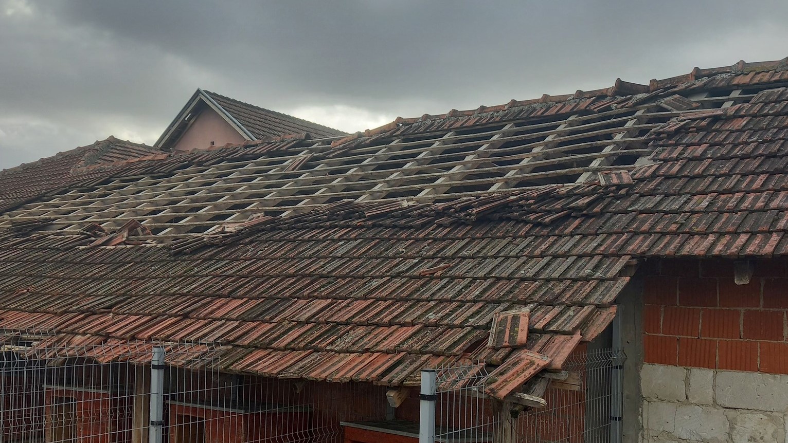 Vetar lomio crepove u selu Zagorica: Jako olujno nevreme pogodilo Topolu, na pojedinim kućama pričlnjena velika materijalna šteta (FOTO)