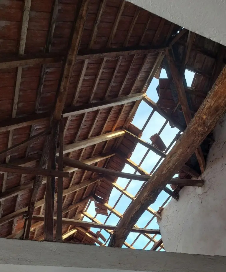 Vetar lomio crepove u selu Zagorica: Jako olujno nevreme pogodilo Topolu, na pojedinim kućama pričlnjena velika materijalna šteta/ Foto: RINA