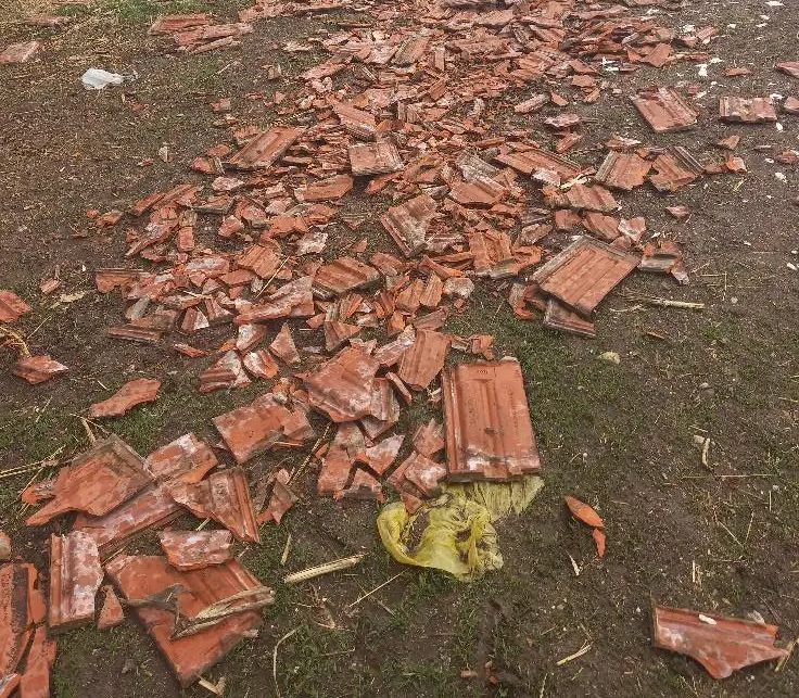 Vetar lomio crepove u selu Zagorica: Jako olujno nevreme pogodilo Topolu, na pojedinim kućama pričlnjena velika materijalna šteta/ Foto: RINA