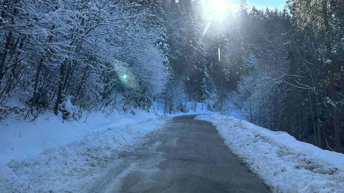 Snežna mećava preko noći ponovo okovala Goliju: Palo skoro 20 centimetara novog snega za nekoliko sati, putari sa teškom mehanizacijom već su na terenu