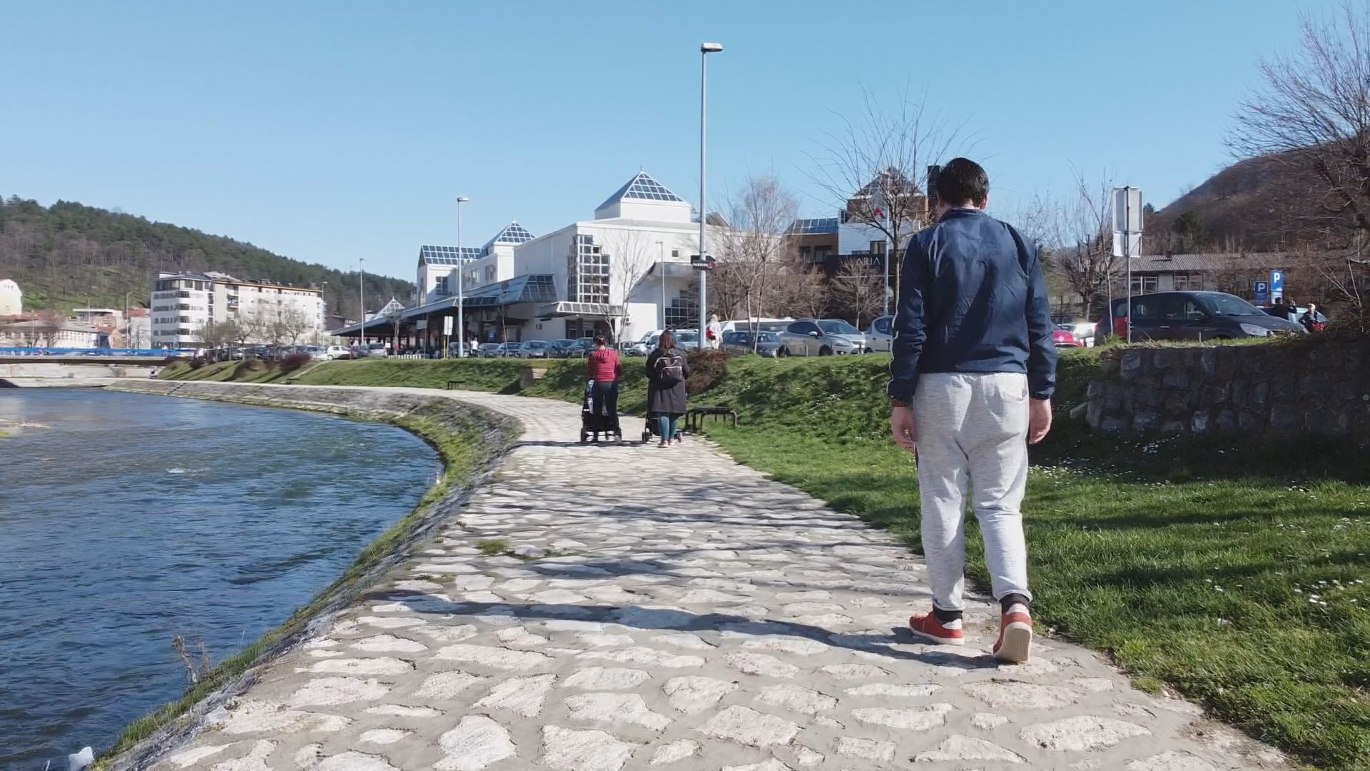 Mrtve i bolesne na ledjima nosio mesecima, a onda usledio hladan tuš: Bojan iz Užica je heroj kovid epidemije i umesto da ga zaposle dobio šut-kartu, sada sa bolesnim ocem živi od 10.000 dinara (FOTO)