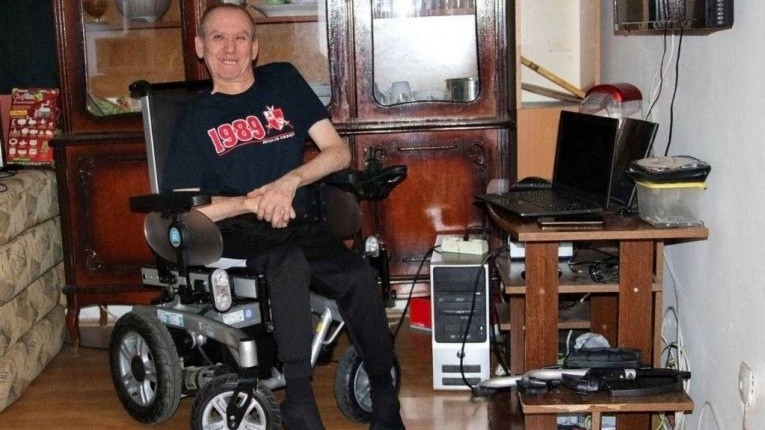 On je naš Nik Vujičić, od detinjstva vezan za invalidska kolica i sve radi sam, ali sada je pred njim veliki problem: Dragan iz Beograda ima rok da se iseli do kraja aprila, pomozite mu da nadje novi stan za iznajmljivanje na Voždovcu/ Foto: Privatna arhiva