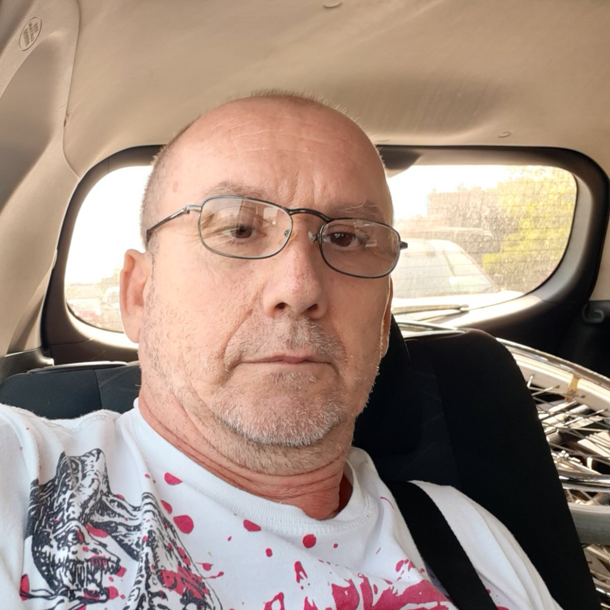 On je naš Nik Vujičić, od detinjstva vezan za invalidska kolica i sve radi sam, ali sada je pred njim veliki problem: Dragan iz Beograda ima rok da se iseli do kraja aprila, pomozite mu da nadje novi stan za iznajmljivanje na Voždovcu (FOTO)
