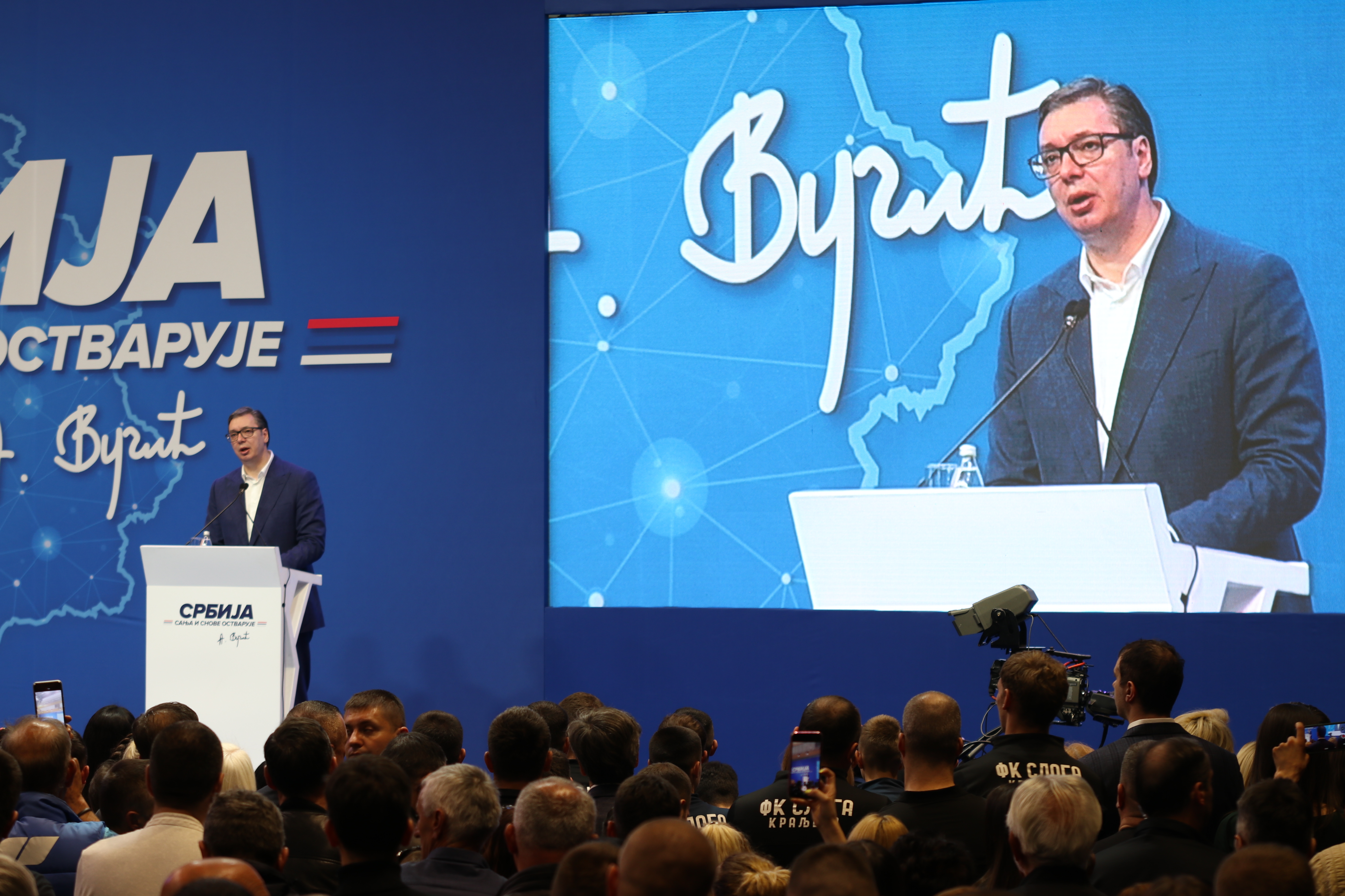 Nema jake države bez jake vojske: Vučić se Kraljevu obratio okupljenim građanima, na hiljade ljudi sačekalo ga u Sportskom centru Ibar