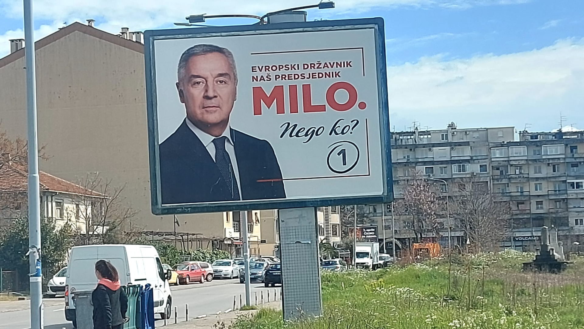 Najavljeni čarter letovi koji će glasače iz dijaspore dovesti u Crnu Goru: Napeta situacija u Podgorici dan uoči drugog kruga predsedničkih izbora (FOTO)