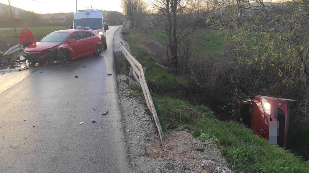 Sve se odigralo munjevitom brzinom, od siline udara jedna auto završio u kanalu: Teška saobraćajna nežgoda kod Aranđelovca, najmanje jedna osoba povredjena (FOTO)