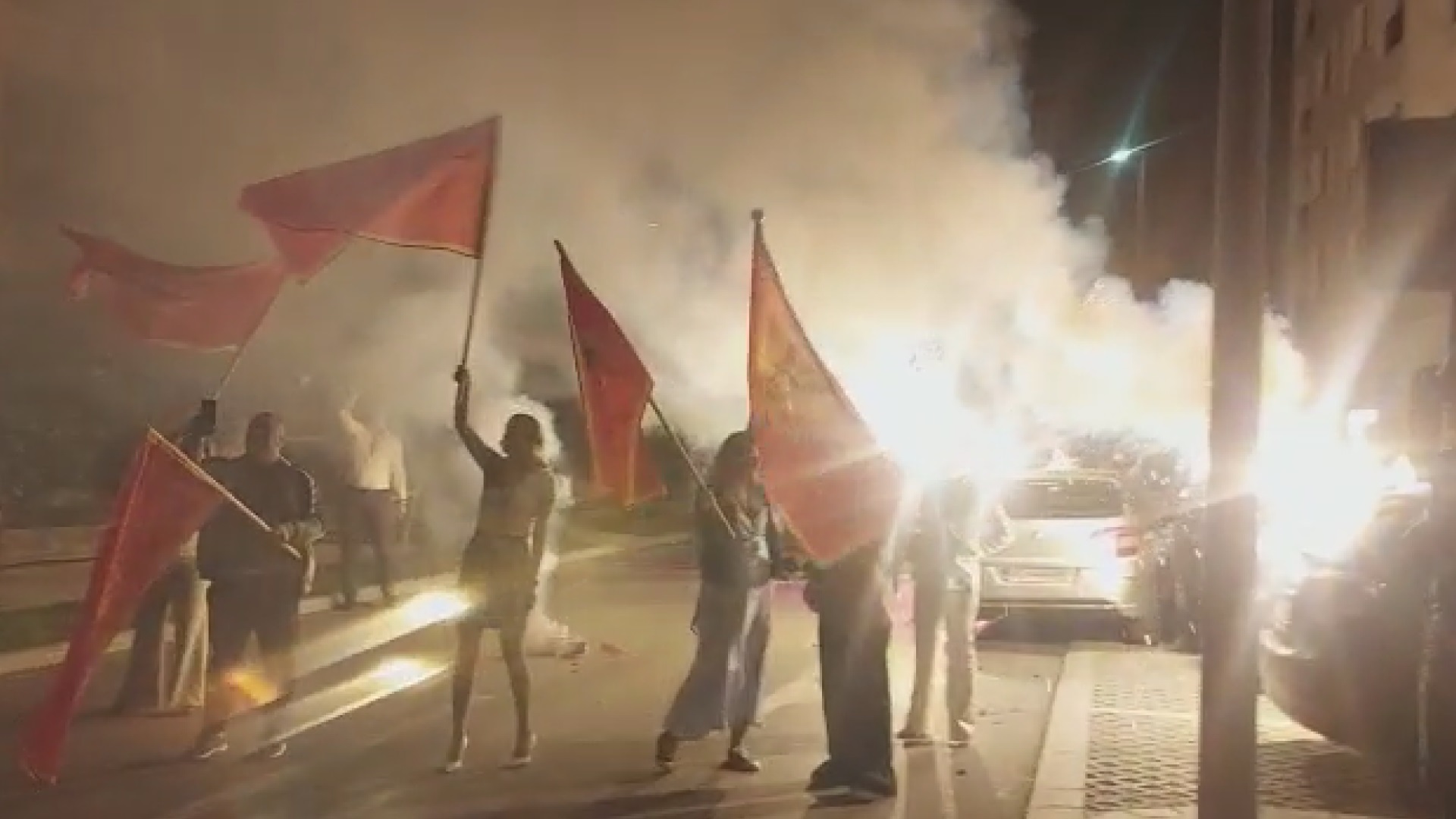 Baklje, zastave i dugačke kolone vozila, već se slavi pobeda Jakova nad Milom Đukanovićem: Na ovaj dan ispisana je nova stranica istorije Crne Gore, nakon 30 godina lider DPS - a odlazi sa vlasti (VIDEO)