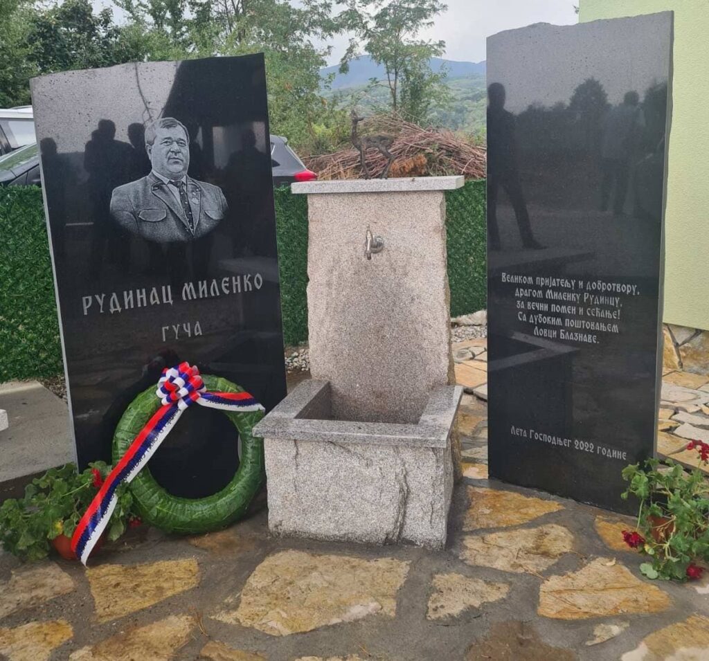 Odata počast presdedniku Lovačkog udruženja Milenku Rudincu: Dragačevci mu podigli spomen česmu
